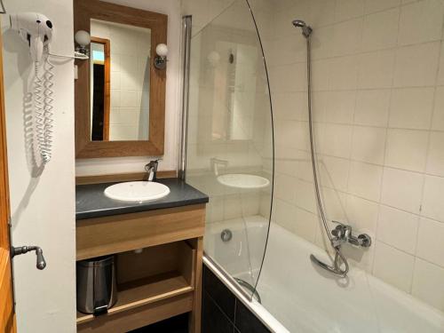 La salle de bains est pourvue d'une douche, de 2 lavabos et d'une baignoire. dans l'établissement Résidence Le Centaure - 5 Pièces pour 10 Personnes 541, à Aime La Plagne