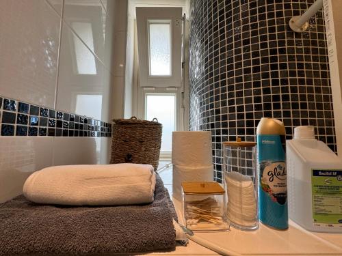 GehrdenにあるModerne 4 Zimmer Apartment mit Bergblick Stadtzentrum Contactless Check-inのタオルとトイレタリーを備えたカウンター付きのバスルーム