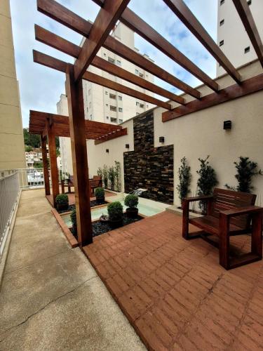 Terrasse ou espace extérieur de l'établissement Grande Apt no CeNtRo c/ cozinha completa varanda
