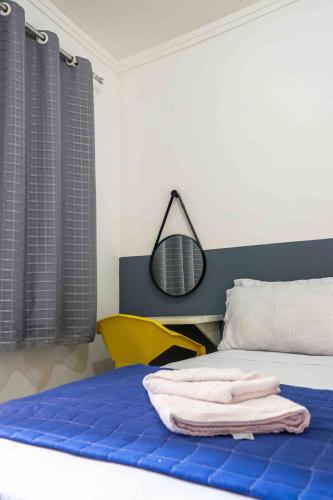 Cama o camas de una habitación en BEM no CeNtRo, cozinha completa, varanda e garagem
