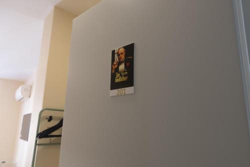 a sign on the wall of a hospital room at Hostal Art Madrid in Madrid