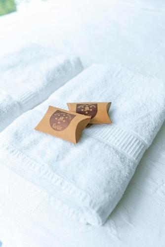 a brown ribbon sitting on top of a bed at Albergue Turístico Gstir in Pozuzo