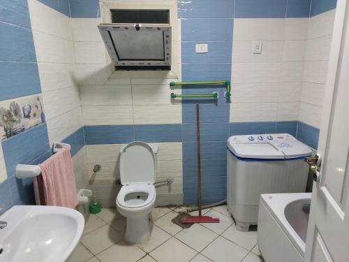 ein Badezimmer mit Toilette und Waschbecken in der Unterkunft شقة مفروشة للإيجار اليومي في كمبوند جاردينيا سيتي in Kairo
