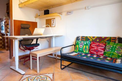 Top Floor Studio, Central & Quiet