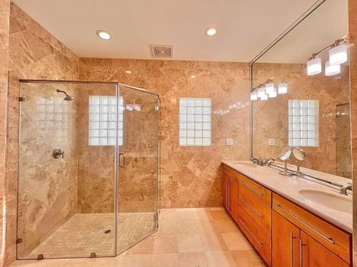 un baño con ducha y lavabo en Toes in the Sand Beach House, en Christiansted