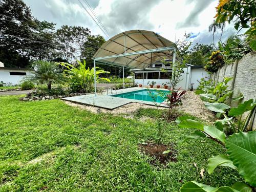 Bazén v ubytování Almendros Eco-Villas nebo v jeho okolí