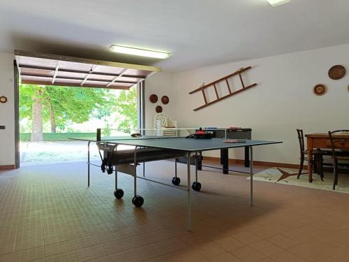 une table de ping-pong au milieu d'une pièce dans l'établissement Casale la Quercia - Splendido casale nella natura, à Cura