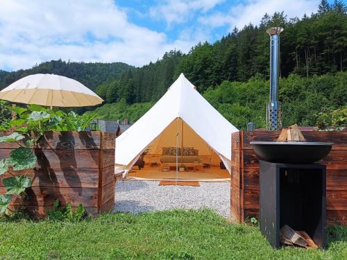 Nespecifikovaný výhled na hory nebo výhled na hory při pohledu z luxury tent