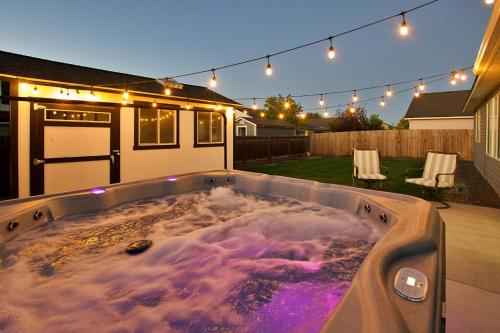 Gallery image of Caldwell Getaway Hot Tub Ping Pong Cozy Stay in Middleton