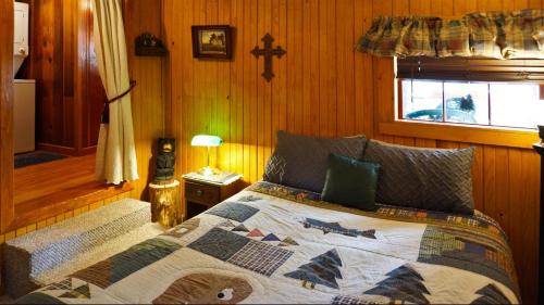 Ένα ή περισσότερα κρεβάτια σε δωμάτιο στο Bear Creek Cabin