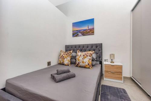 ein Schlafzimmer mit einem großen Bett in einem Zimmer in der Unterkunft V&S Apartments-Luxury Apartment4 in Johannesburg