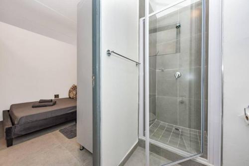 ein Badezimmer mit Dusche mit Glastür in der Unterkunft V&S Apartments-Luxury Apartment4 in Johannesburg