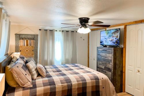 a bedroom with a bed and a ceiling fan at Canyon Creek Casita in Ruidoso