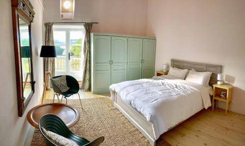 - une chambre avec un lit et une armoire verte dans l'établissement The East Wing - Carcassonne, à Montréal