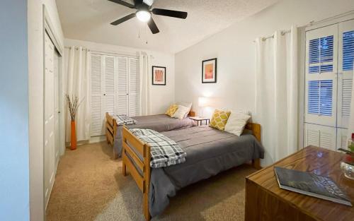 a bedroom with two beds and a table at Casita Escondida in Alto