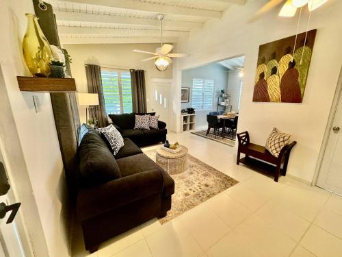 a living room with a couch and a table at Casa Playa in Boqueron