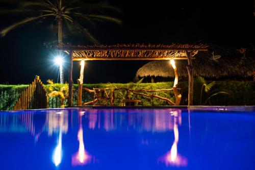 una piscina por la noche con una hacienda en villa wetdreams, en Itarema