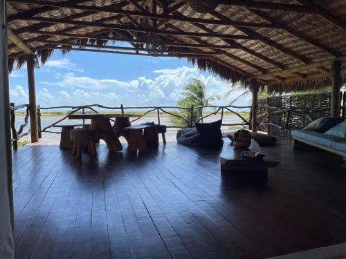 Una sala de estar con vista al mar. en villa wetdreams, en Itarema