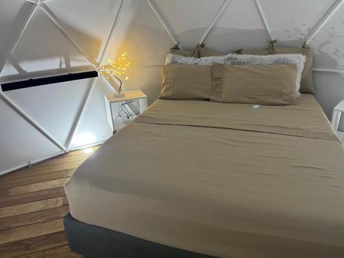a bedroom with a bed in a dome tent at Cabaña Mazamitla Glamping de Altura in Mazamitla