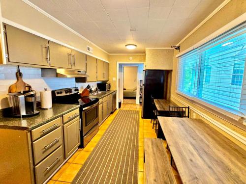 Köök või kööginurk majutusasutuses Midtown Gem Walk to Attractions