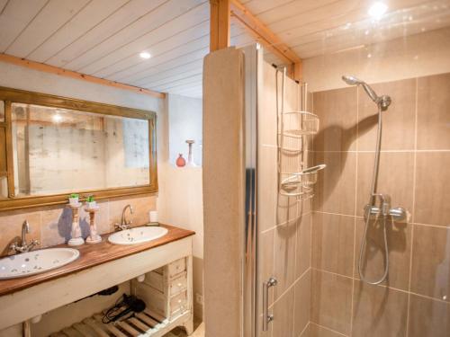 a bathroom with two sinks and a shower at La grande Pinède in Faucon