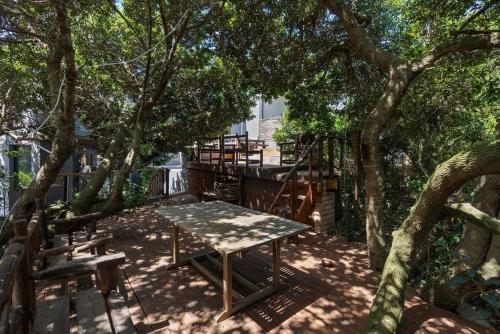 a picnic table in the shade of a tree at Flamingo Bay Manor in Fisherhaven