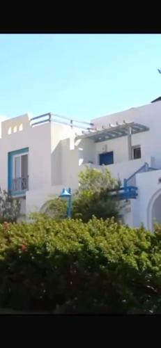 Το κτήριο όπου στεγάζεται  το ξενοδοχείο διαμερισμάτων