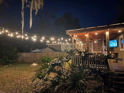 een huis met lichten aan de zijkant 's nachts bij Private Luxury Cottage Close to Downtown in St. Augustine