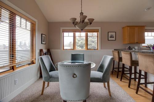 a kitchen with a table and chairs in a room at Riley`s Mountain View in Sisters