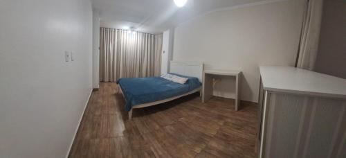 a room with a bed and a desk in it at Apartamento vista mar Santos in Santos