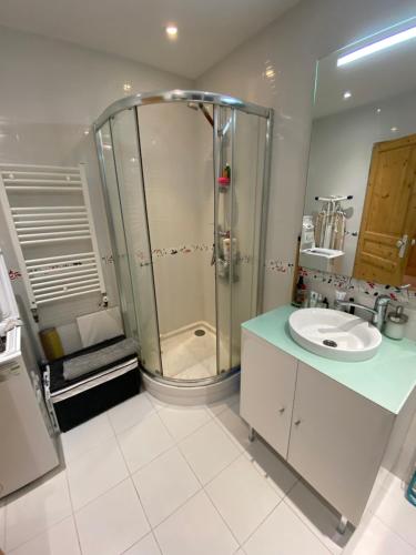 Ένα μπάνιο στο Charmant appartement hyper centre