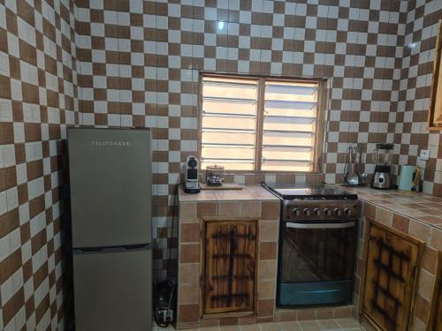 Η κουζίνα ή μικρή κουζίνα στο Villa meublée avec parking privé et jardin Lomé Djagblé