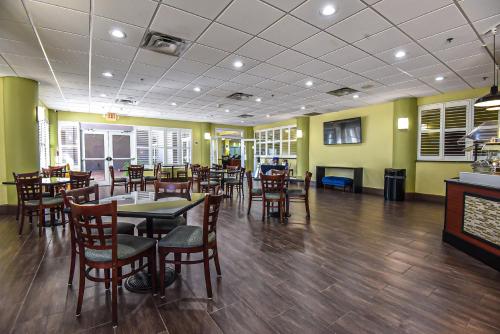 Ein Restaurant oder anderes Speiselokal in der Unterkunft Holiday Inn Express & Suites Cocoa by IHG 