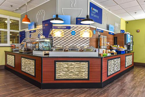 Galeriebild der Unterkunft Holiday Inn Express & Suites Cocoa by IHG in Cocoa