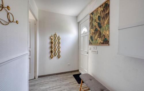 a hallway with a chair and a painting on the wall at ZACH & SPA - Maison jardin à 20 min de Paris & Aéroport CDG in Livry-Gargan