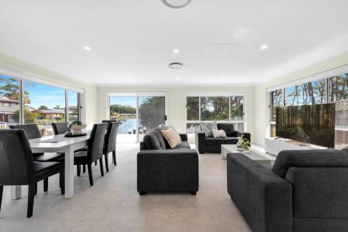 Ruang duduk di Serenity Escape - Belle Escapes Jervis Bay