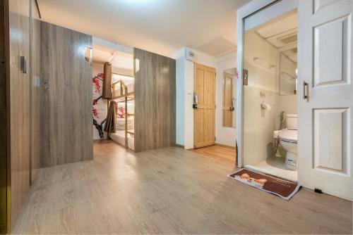 a bathroom with a toilet and a large mirror at โรงแรมชิบะรูม นครราชสีมา สาขามหาวิทยาลัยเทคโนโลยีสุรนารี in Nakhon Ratchasima
