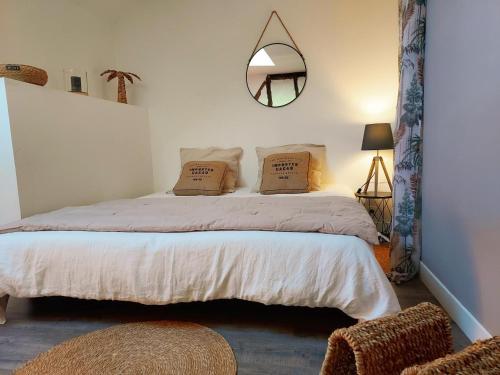 une chambre avec un lit avec deux oreillers dessus dans l'établissement Gîte cosy avec spa, jardin et équipement complet à Bourgueil, près des Châteaux de la Loire - FR-1-381-564, à Bourgueil