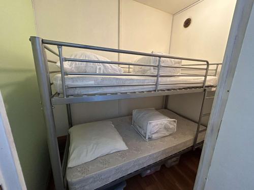 Ce dortoir comprend des lits superposés. dans l'établissement Studio cabine à 20m de la plage avec parking privé - FR-1-224C-325, à Saint-Jean-de-Monts