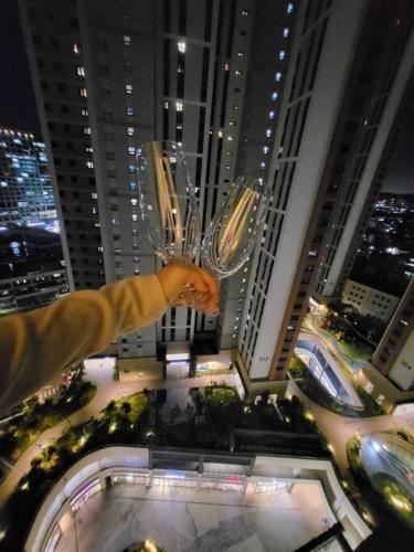 a hand holding a wine glass in front of a building at Geumjeong St1 Minute Seoul, Gangnam Transportation NICE in Gunpo