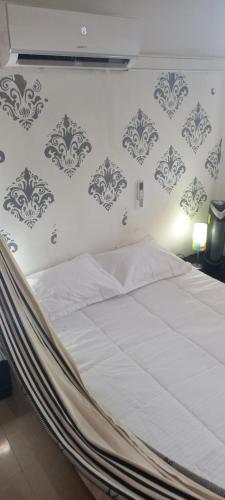 a bed in a bedroom with a wall at Cartagena Apartamento en Manga de 2 Habitaciones in Cartagena de Indias
