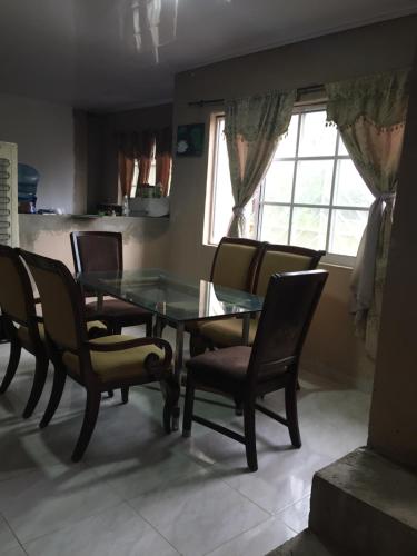 a dining room with a glass table and chairs at Cristina Reeves Kelly in San Andrés