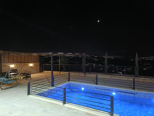 La alberca dentro o cerca de شاليه ومزرعة ذات اطلاله خلابه مع مسبح خارجي