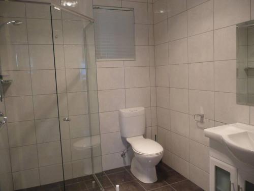 ein Badezimmer mit Toilette, Dusche und Waschbecken in der Unterkunft Jetty Views in Wauraltee