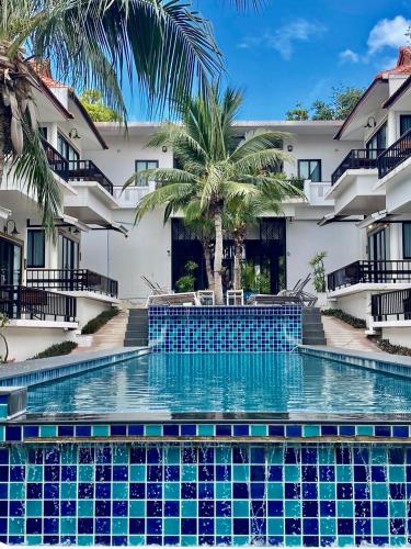 a swimming pool in front of a building at Simple Life Cliff View Resort in Koh Tao