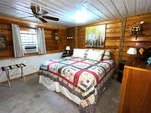 Ένα ή περισσότερα κρεβάτια σε δωμάτιο στο River Cabin