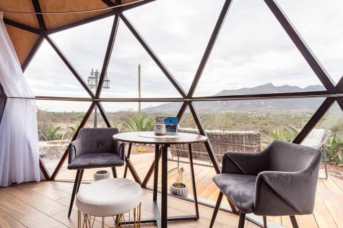 a room with a table and two chairs and a window at Domo de Lujo Cerca a Tolantongo in Cardonal