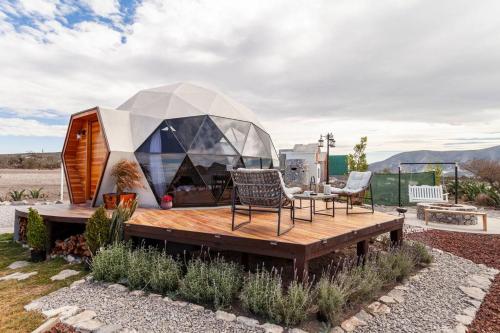 a dome tent with a table and chairs on a wooden deck at Domo de Lujo Cerca a Tolantongo in Cardonal