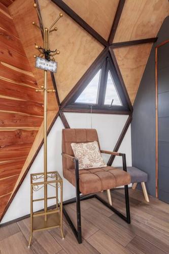 a room with a chair in a room with a ceiling at Domo de Lujo Cerca a Tolantongo in Cardonal
