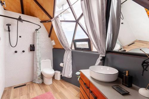 a bathroom with a sink and a shower and a toilet at Domo de Lujo Cerca a Tolantongo in Cardonal